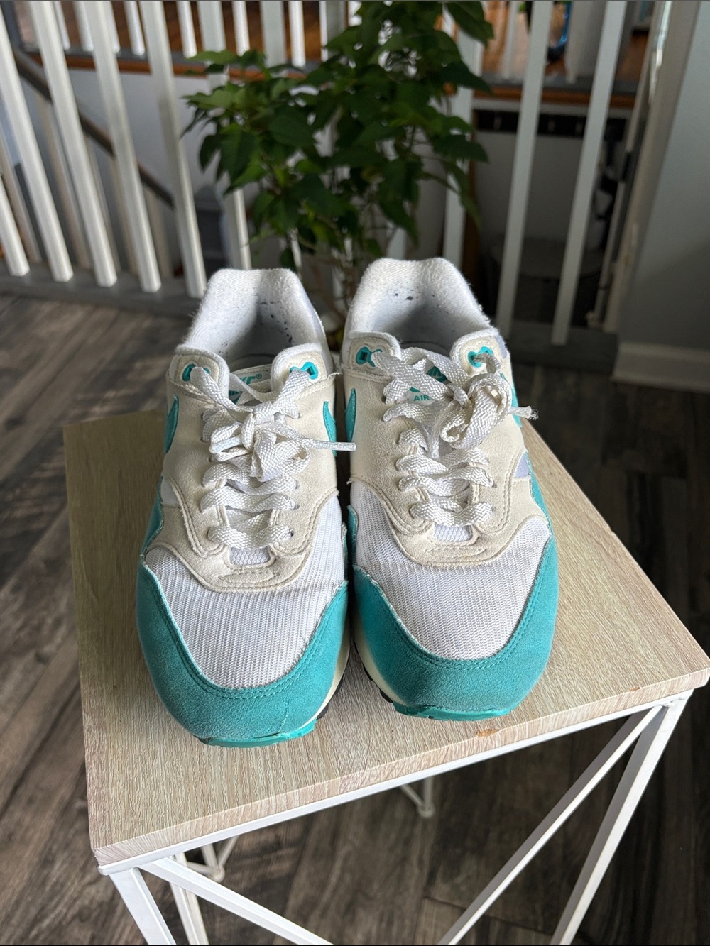 Nike women White and Turquoise Retro Sneakers